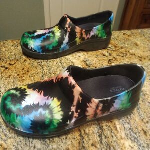 Crocs Neria Pro II Slip On Clog Shoes Womens Sz 9 Tie Dye Graphic Slip Resistant